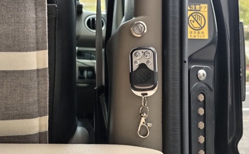 リモコンとプッシュスタートスイッチ